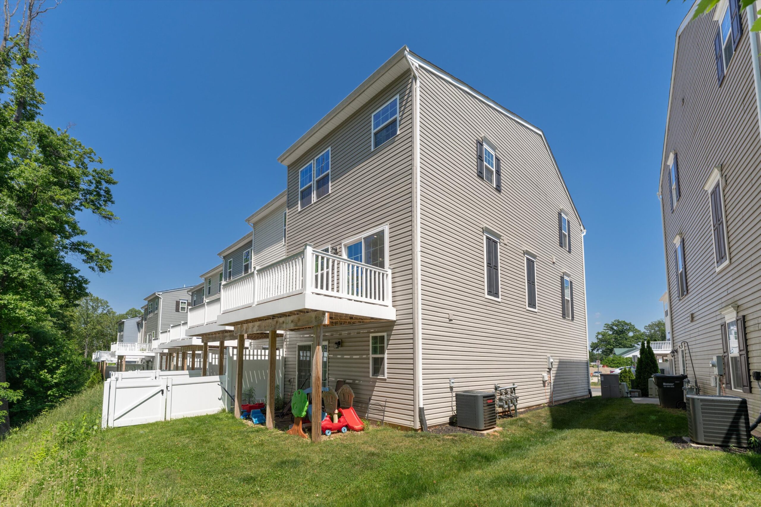04-3225 Acadia Dr-004