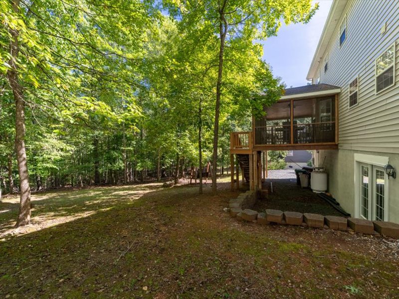 64-10 Cliftwood Rd-003